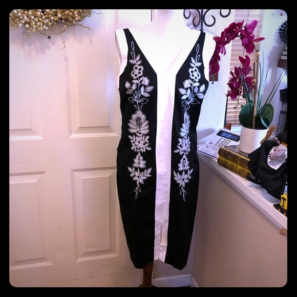 W D • NY Black & White Floral Embroidered Dress - Picture 1 of 7